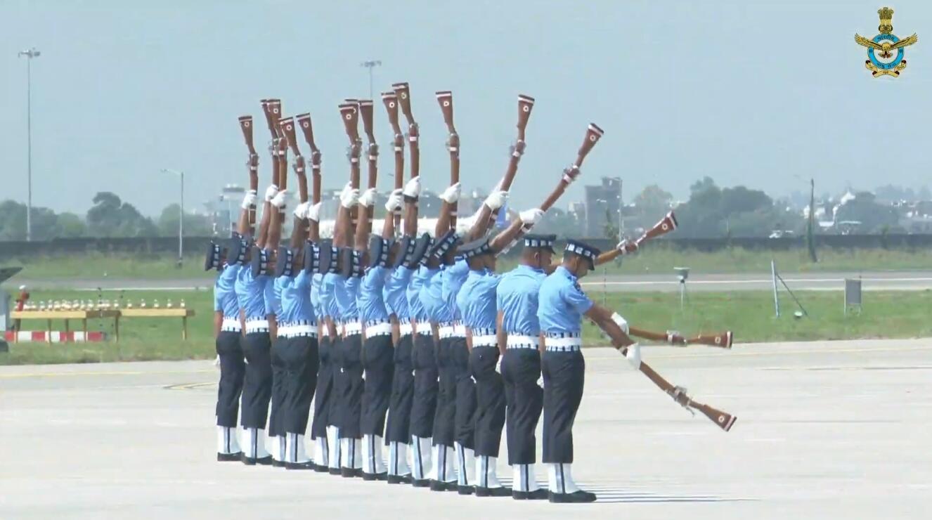 现场进行的跳伞和枪操表演 印度空军
