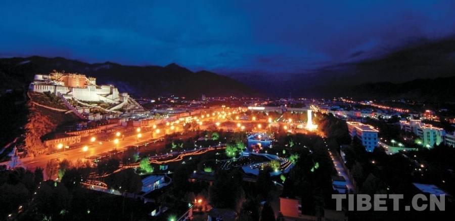 资料图：西藏拉萨布达拉宫广场夜景 国网西藏电力供图