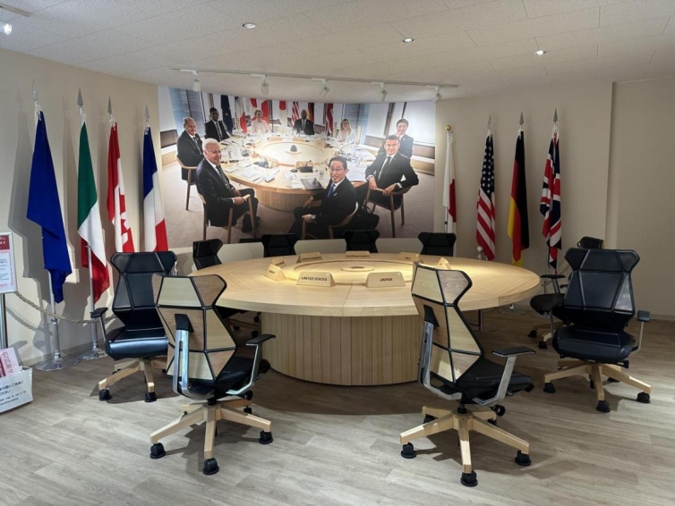 ◆G7资料馆内,2023年领导人们围坐的木质圆桌被搬入展厅。