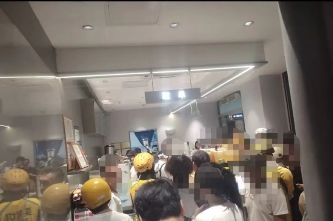 太浪费!蜜雪冰城大量免费奶茶被废弃?