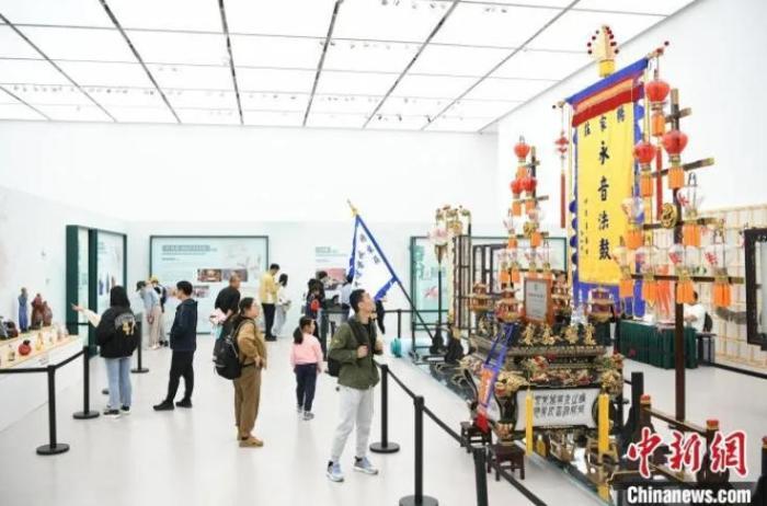 2024京津冀非物质文化遗产联展上，观众参观津门法鼓&middot;杨家庄永音法鼓。中新社记者 佟郁 摄
