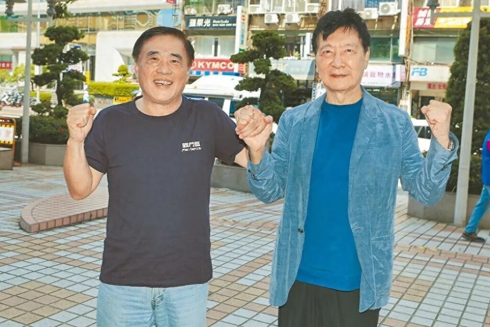 ▲郝龍斌(左)昨天在趙少康陪同下正式領(lǐng)表參選