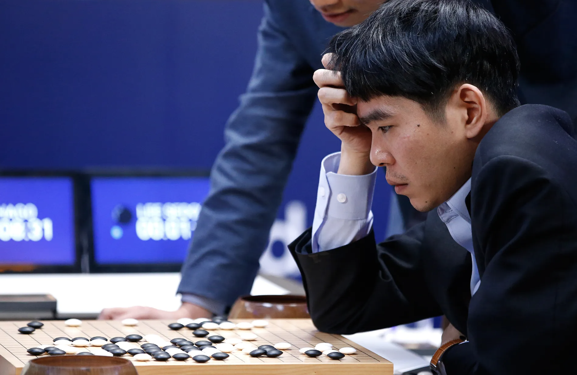 被 AlphaGo 「神之一手」打乱节奏的李世石|图片来源:AP