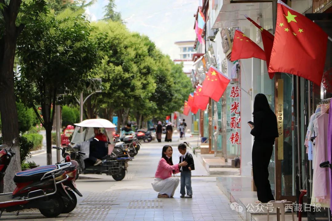 图为山南市主城区沿街商铺悬挂起鲜艳的五星红旗庆祝西藏自治区成立60周年。记者 武沛涛 通讯员 拥青卓嘎 摄