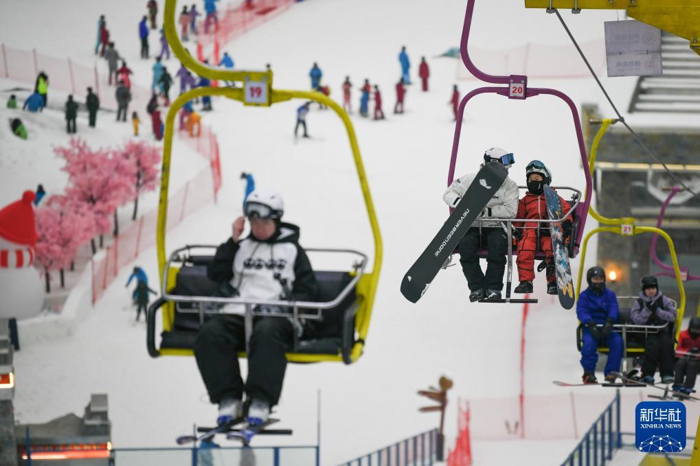 2025年1月12日，在成都热雪奇迹室内滑雪场，滑雪爱好者搭乘索道前往高级道。新华社记者胥冰洁摄