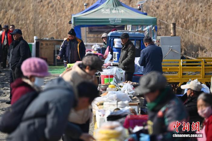 12月9日，位于兰州市西固区达川镇“三江口”湿地的黄河岸畔，“新农人集市”吸引游客光顾。中新社记者　李亚龙　摄