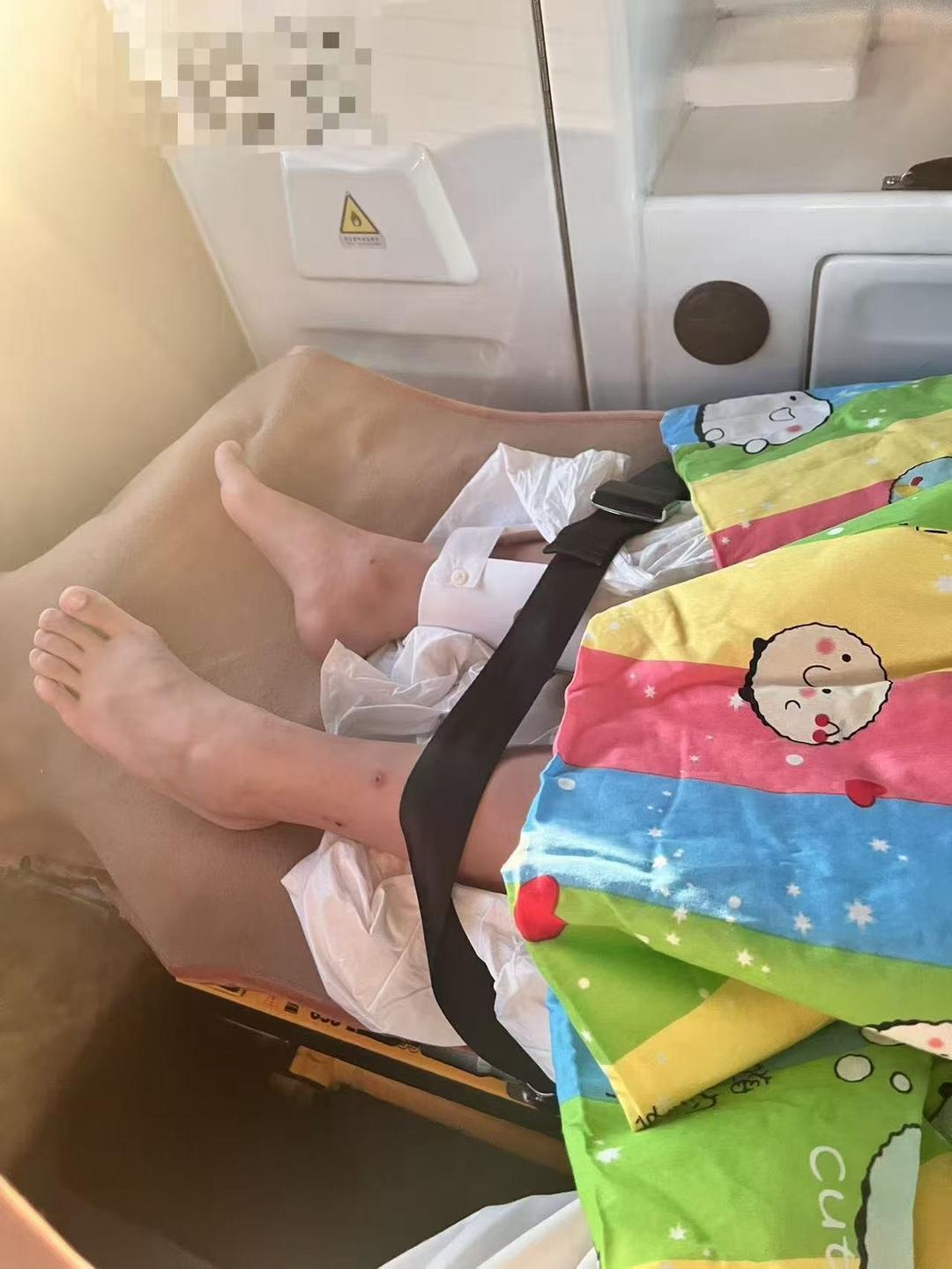 ▲朱女士的女儿在救护车上 受访者供图