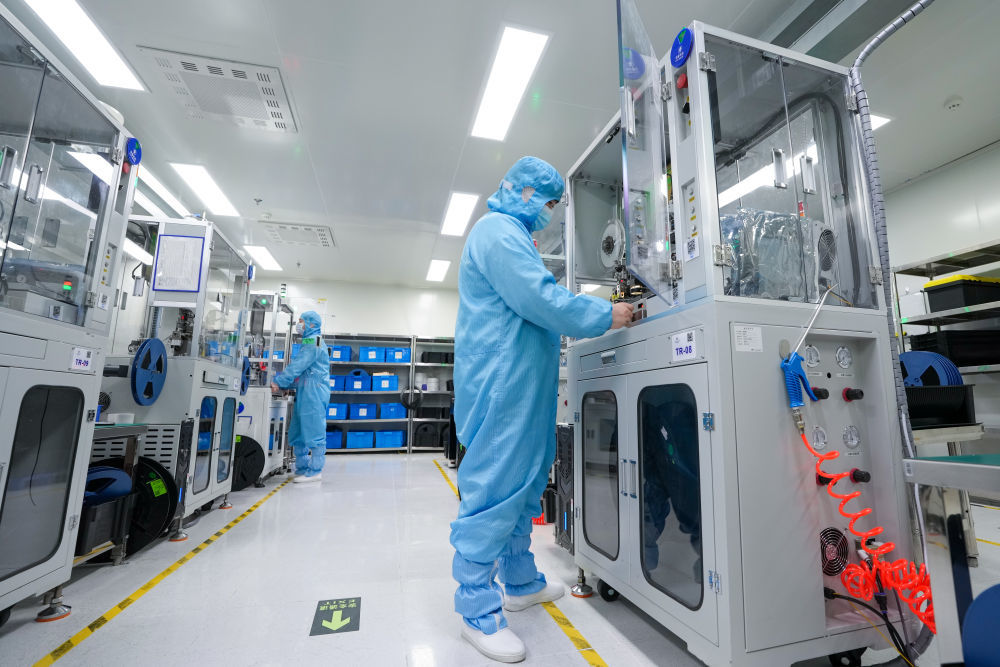 3月31日,工作人员在华景传感科技(无锡)有限公司的生产车间内作业。