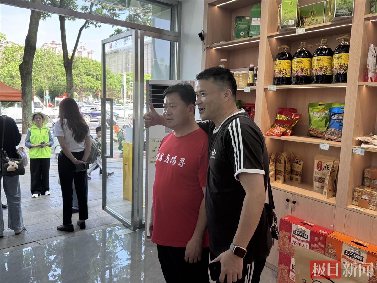 林江在店铺内与粉丝合影