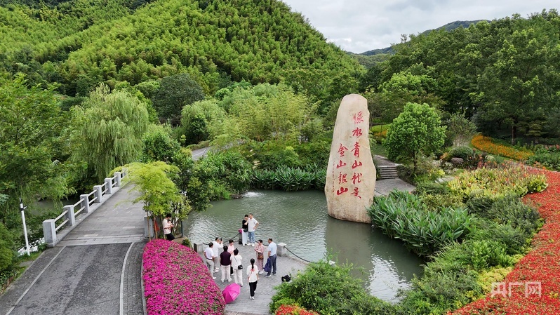 余村村口的“两山”理念纪念碑已成为游客必选打卡点之一(央广网记者 尚天宇 摄)