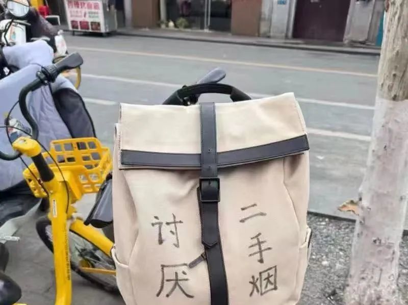 网友背包上街拒绝二手烟