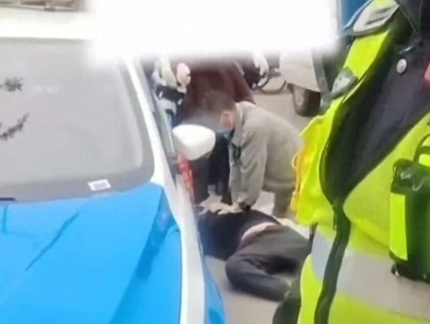 现场有人员对的哥施救。图/视频截图