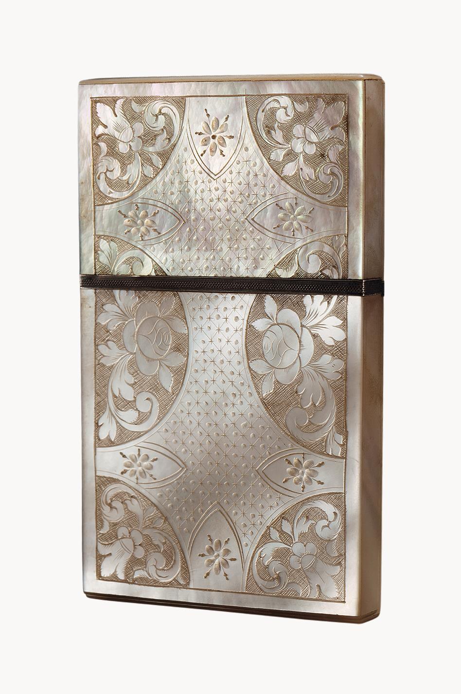 △清 贝雕西洋花卉纹镶银边名片盒 广东省博物馆藏