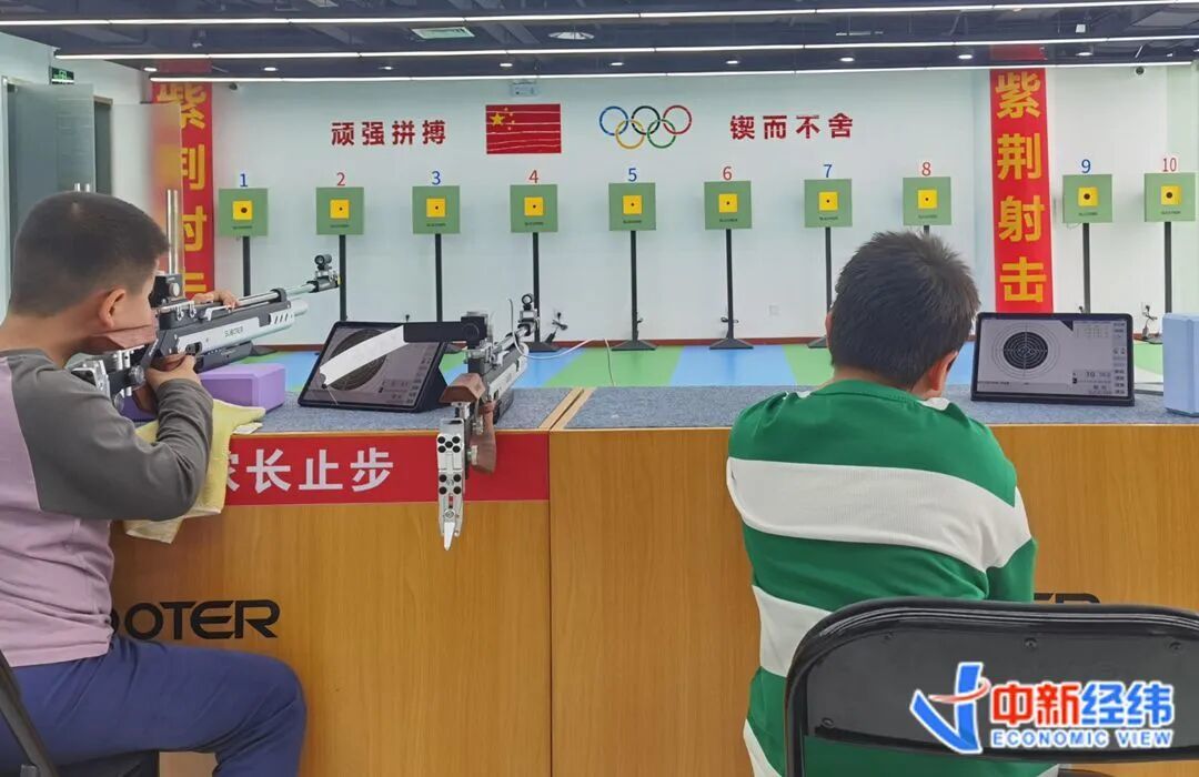 孙智轩（右）在进行射击训练 中新经纬 周奕航摄
