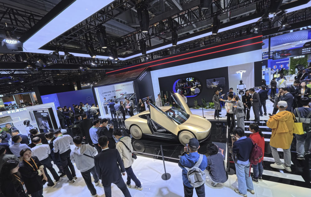 11月6日,这是特斯拉公司展台上展出的特斯拉Cybercab赛博无人驾驶电动车,这是该车型的亚太首展。新华社记者 方喆 摄