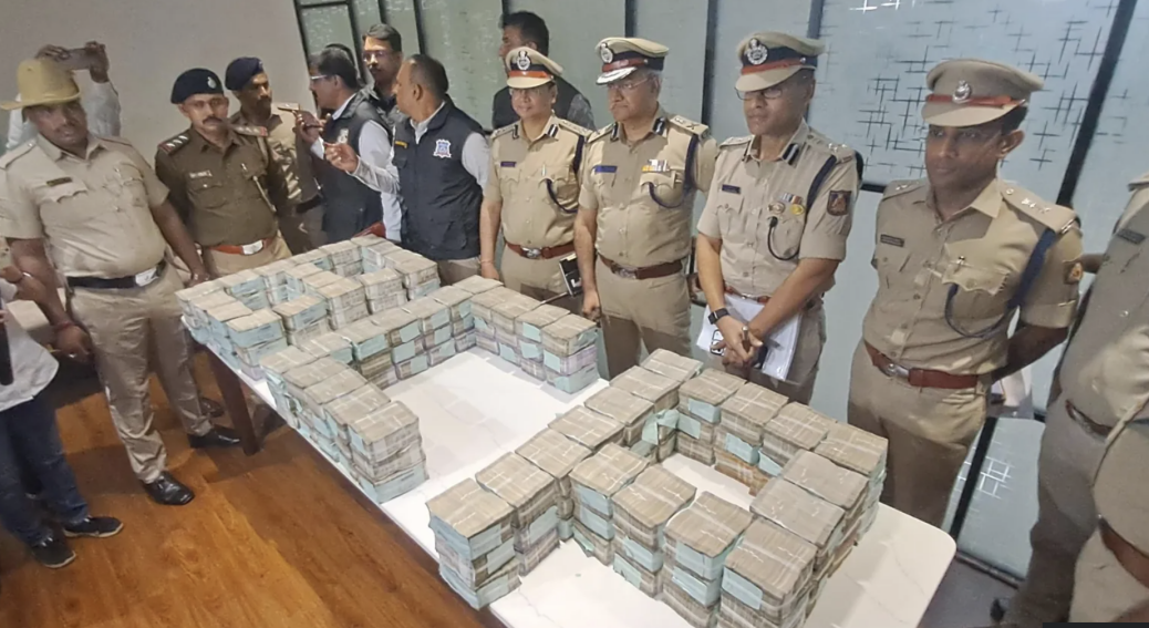 当地时间22日,班加罗尔警方在新闻发布会上宣布追回被劫走的5760万卢比。图源:英媒