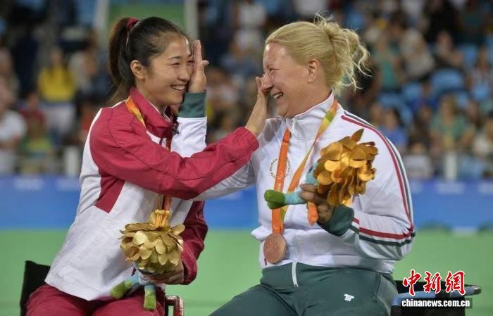 2016年9月14日，里约残奥会，轮椅击剑女子个人花剑A级比赛冠军获得者中国选手荣静正与获得铜牌的匈牙利选手克拉伊尼亚克相互擦拭喜悦的泪水。　萨乐马什 　摄