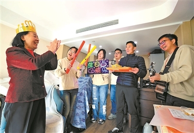王瀚林、罗睿凡等人为老人庆祝生日