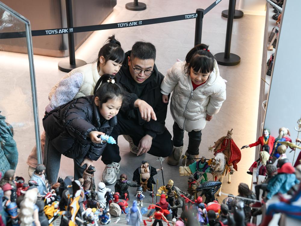 3月1日，在成都天府国际动漫城，文创产品策划运营师曾舟在店里给前来参观的小朋友讲解各类收藏的潮玩手办。新华社记者 王曦 摄