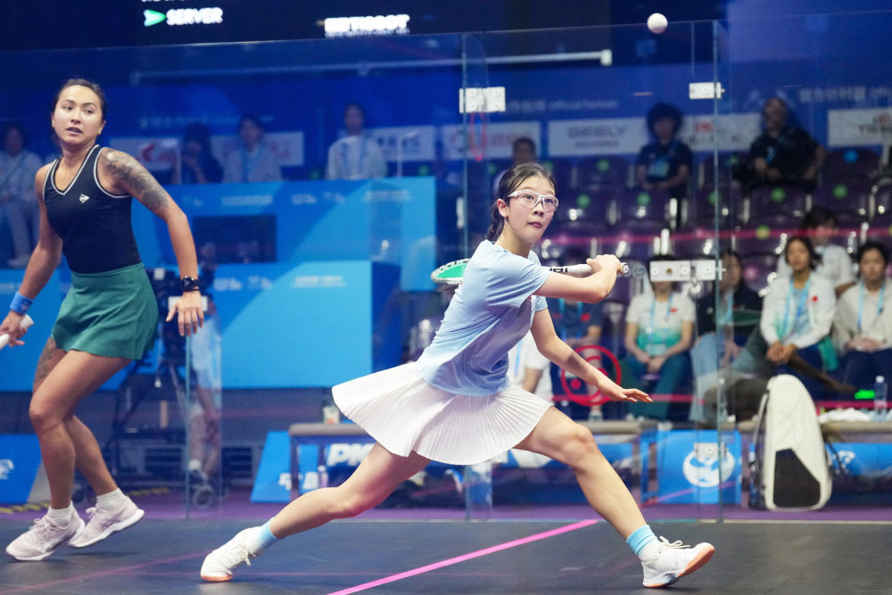 8月9日，中国选手殷子媛（右）在壁球女子单打16强遗材赛中击球。新华社记者 李旭伦 摄