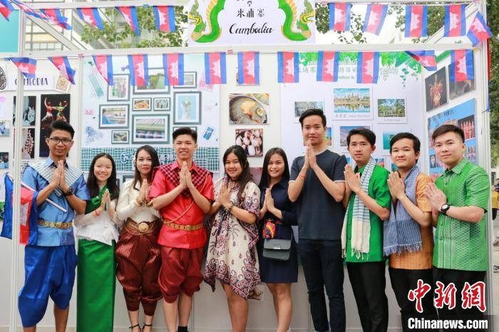 图为王淑心(左二)参加2024年天津大学留学生文化节。(天津大学供图)