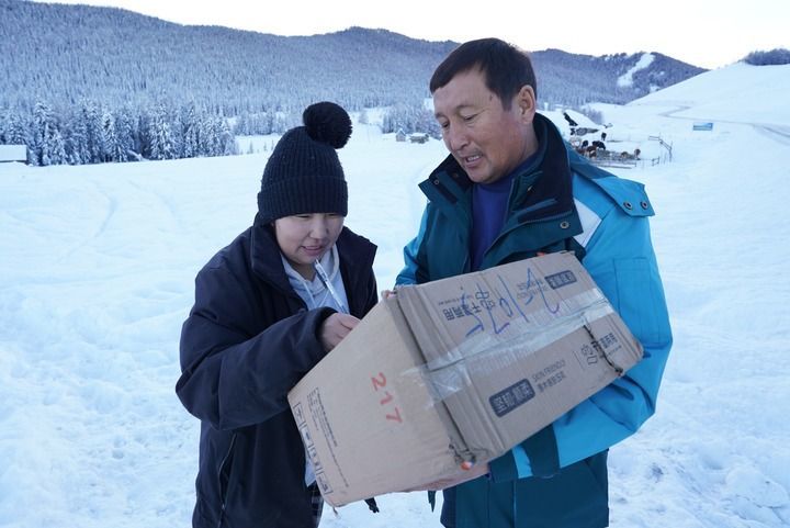 邮路沿途的牧民在签收木哈买提别克·木哈买提哈力送来的快递（1月6日摄）。新华每日电讯记者 阿曼 摄