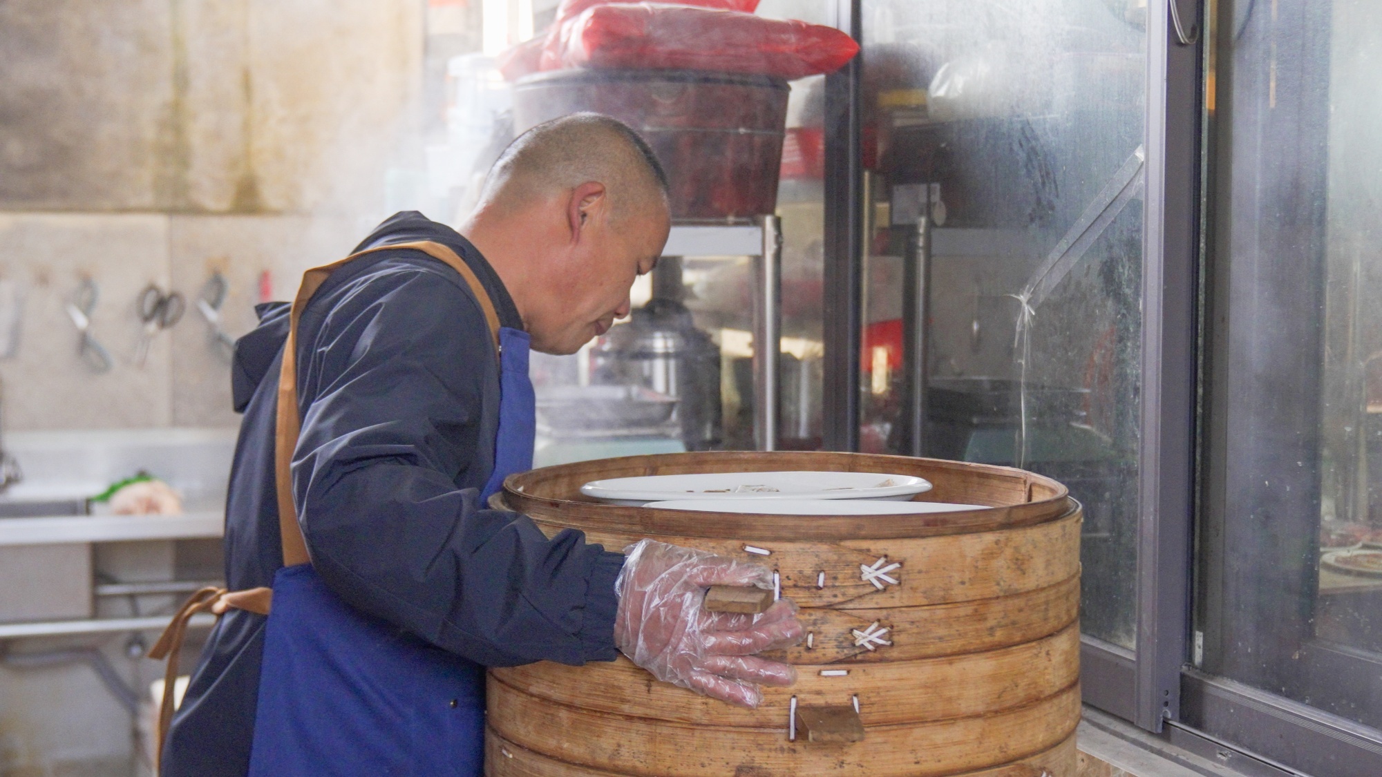 刘小东制作清蒸海鲜(央广网实习记者 张曦予 摄)