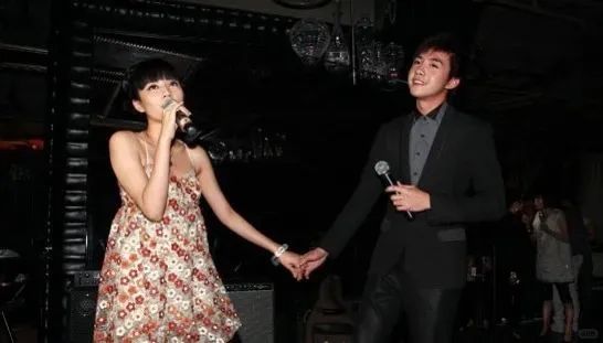 吵翻天了…他俩到底结没结婚啊？