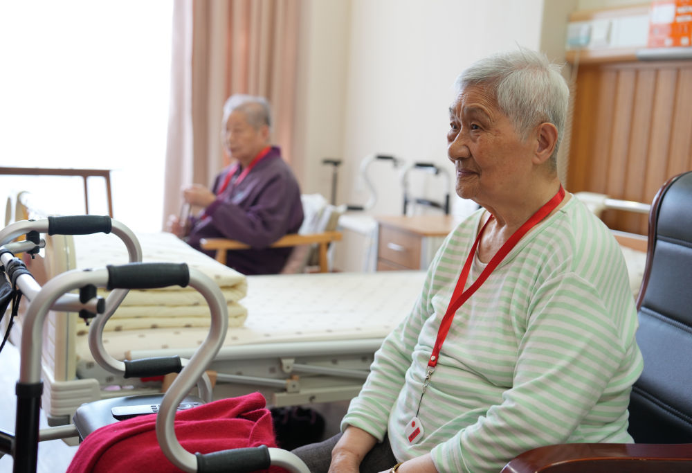 4月8日,江苏无锡滨湖区一养老院的老人在休息。该养老院的老人身上都带着可以上传定位的智能胸卡,避免老人走失。