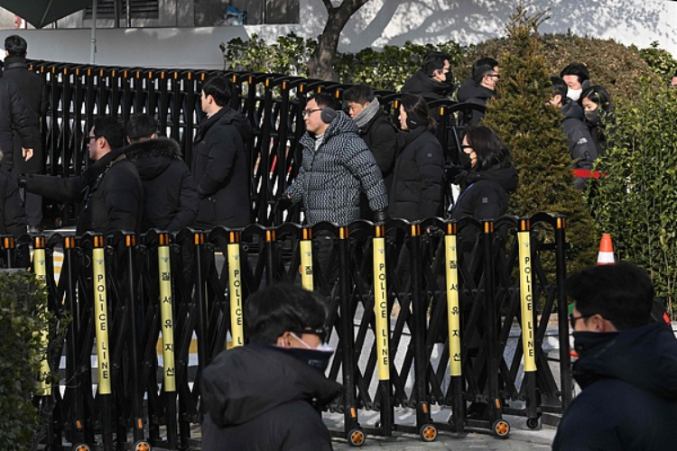 当地时间2025年1月3日,韩国首尔,韩国调查人员试图逮捕尹锡悦,在总统官邸遭安保团队阻挠。图片来源:视觉中国