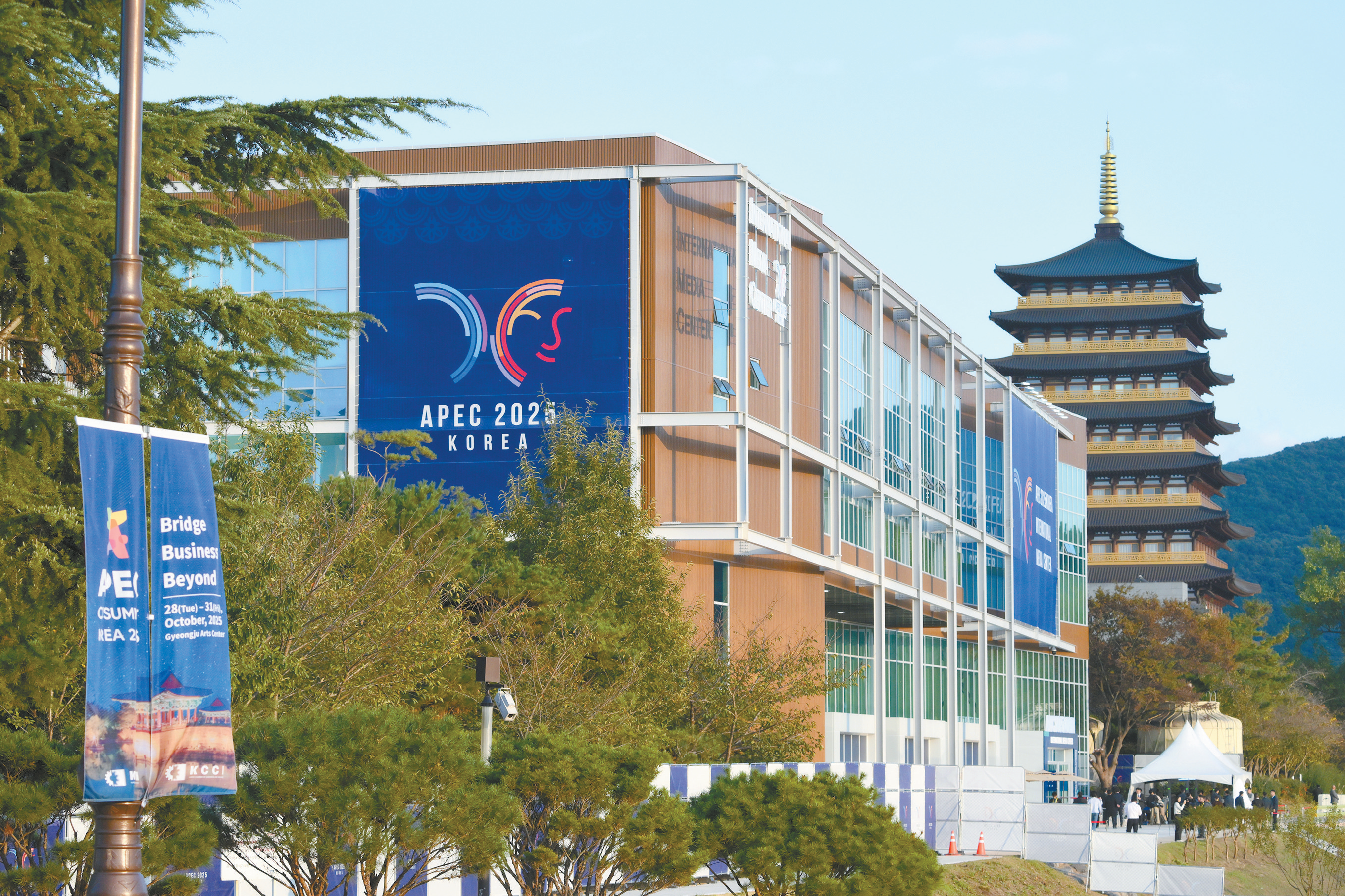 亚太经合组织(APEC)第三十二次领导人非正式会议将于10月31日至11月1日在韩国庆尚北道庆州市举行。图为29日,会议国际媒体中心外景。(视觉中国)