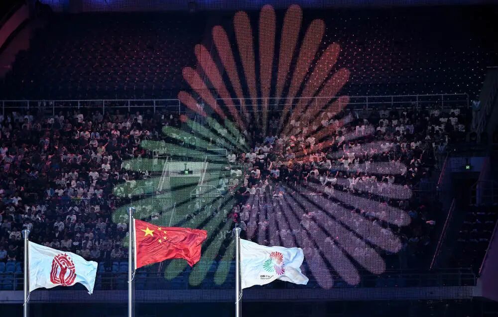 这是11月9日在开幕式现场拍摄的中华人民共和国国旗(中)、中华人民共和国运动会会旗(左)和第十五届全国运动会会旗。新华社记者 邓华 摄