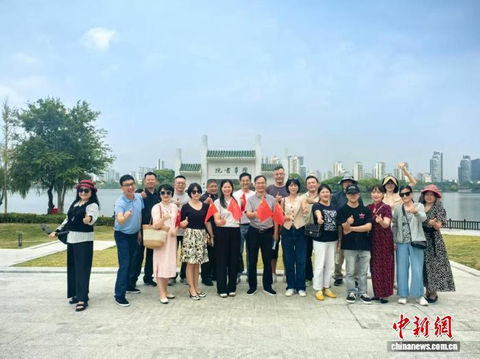 圖為30日，昌臺婚姻家庭聯誼活動在江西省南昌市舉行，兩岸婚姻家庭成員參訪豫章書院。楊翔 攝