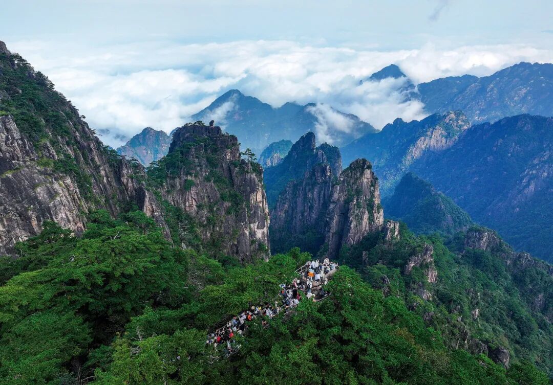 2025年10月3日,游客在安徽黄山风景区游览。图/视觉中国