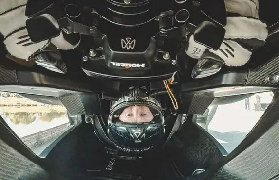 挑战物理极限!你见过能在天花板上行驶的汽车吗