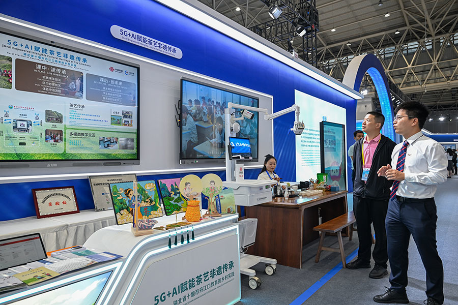 5月14日，参观者在2025世界数字教育大会教育数字化成果展上参观。新华社记者 杜子璇 摄