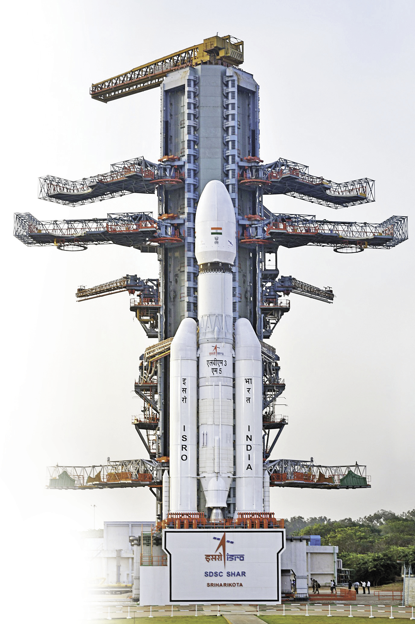 发射塔架上整装待发的LVM3火箭。