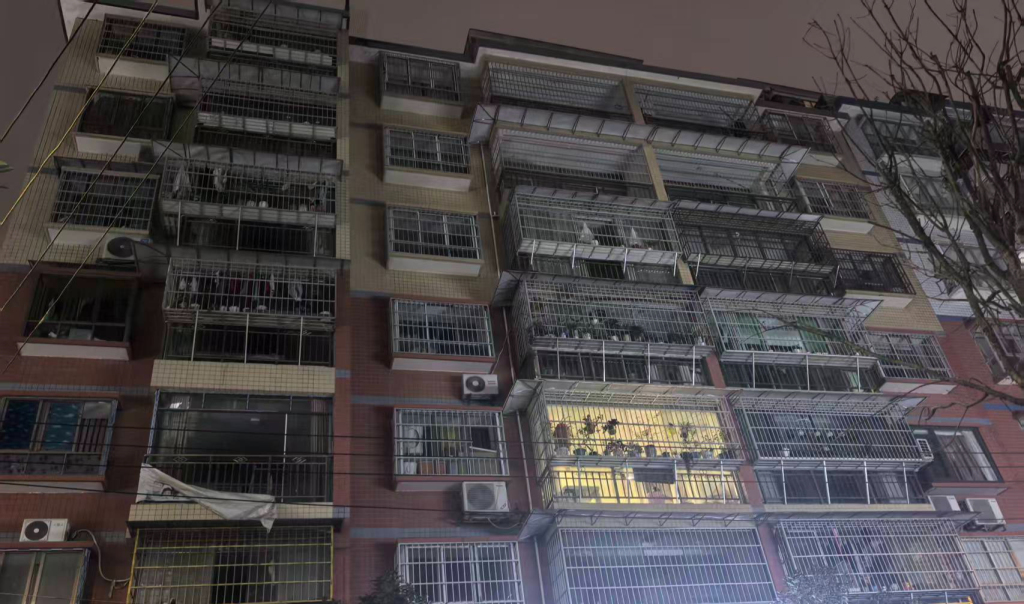 9月中旬,贵州省凤冈县,事发地所在居民楼。澎湃新闻记者 明鹊 摄