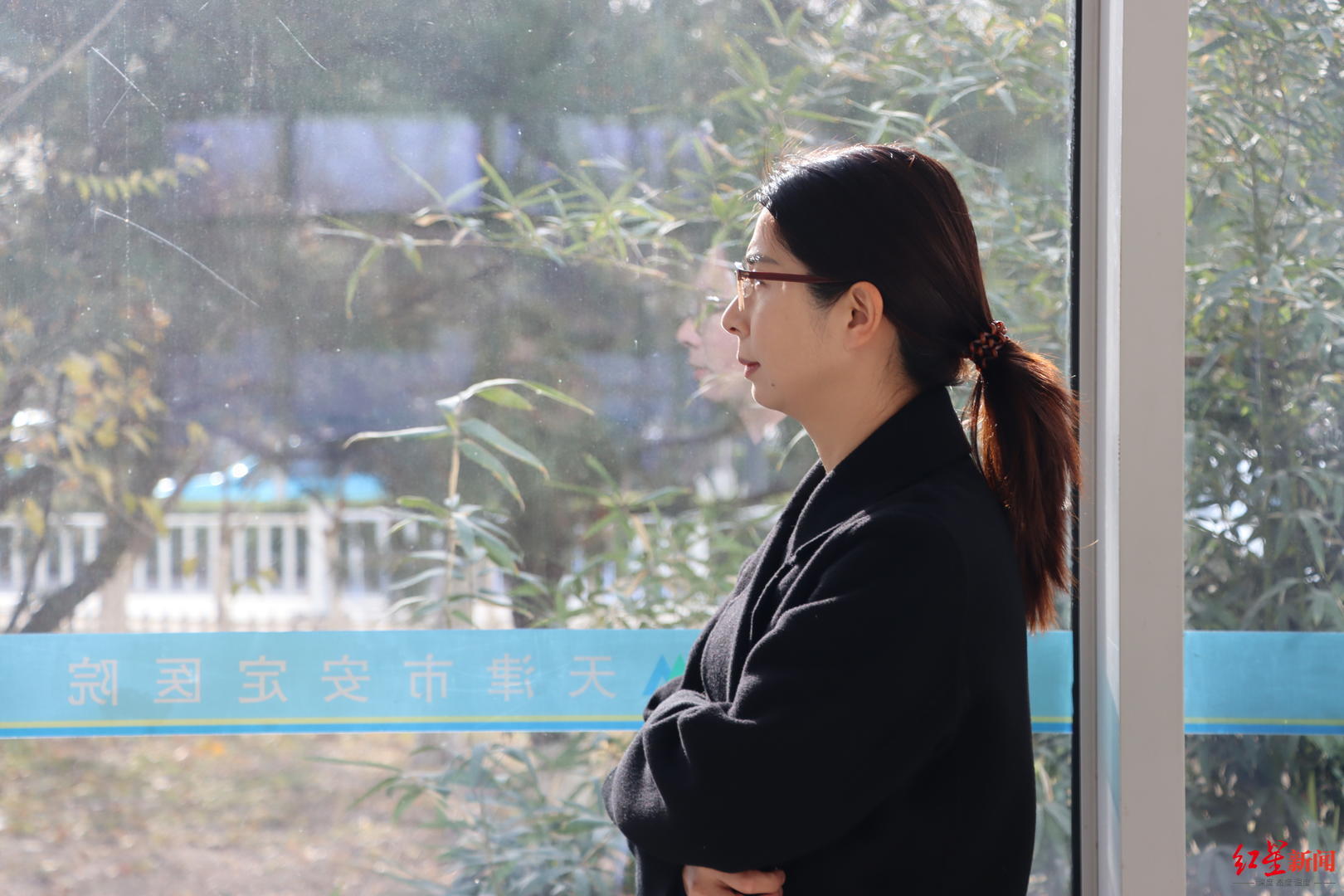 ▲崔丽丽在安定医院等待就诊