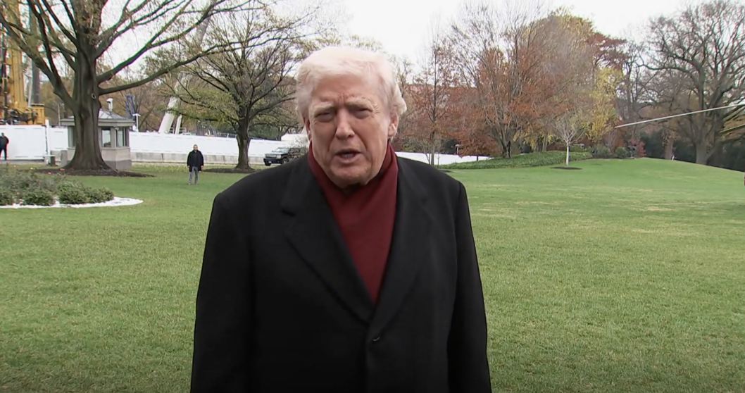 当地时间22日,特朗普接受记者采访。图源:NBC视频截图