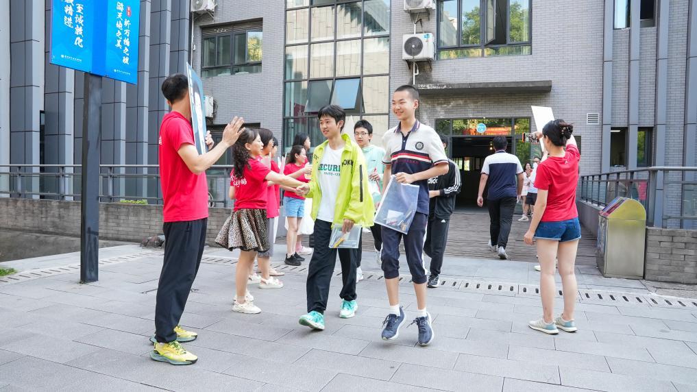 6月12日,西南大学附属中学学生在老师的鼓励下走进考场。(受访者供图)