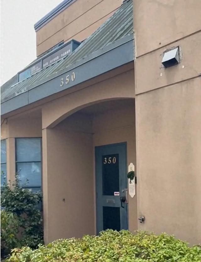 王祖贤热情招待来艾灸的客人，她的店开在别墅里，火龙灸要1700！
