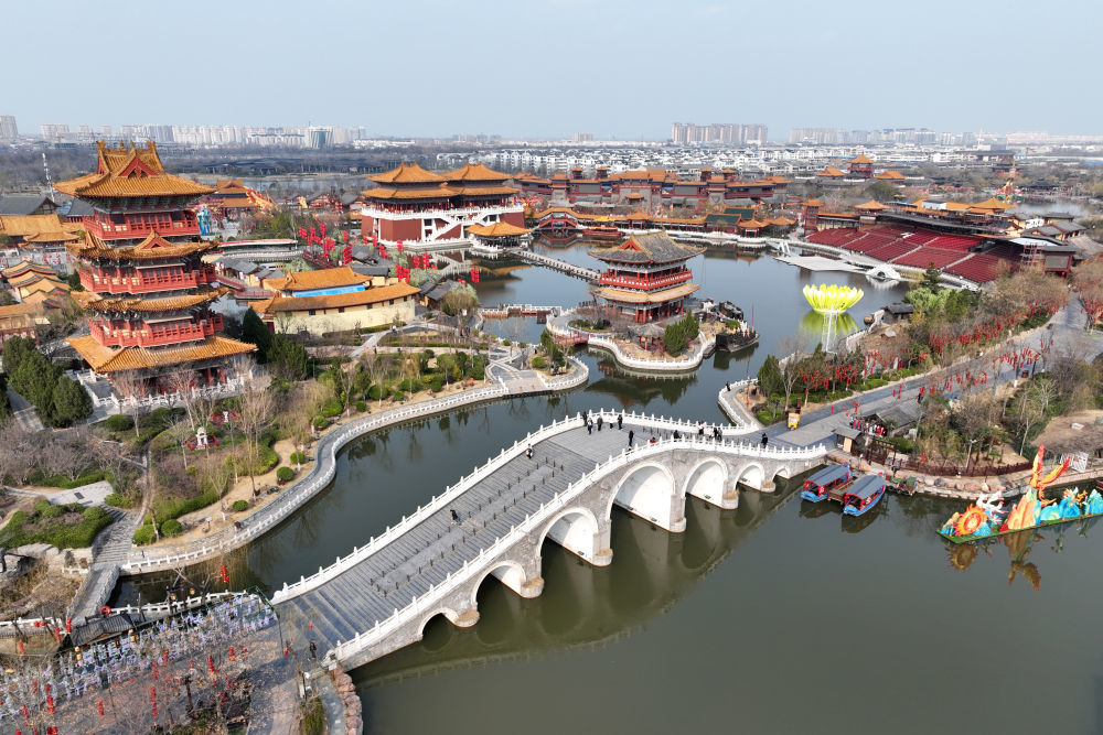 2025年3月6日,，游客在開封清明上河園景區(qū)游玩。新華社記者 李嘉南 攝