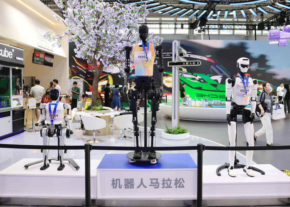 ↑ 这是9月11日在电信、计算机和信息服务专题展区拍摄的机器人马拉松比赛获奖机器人。