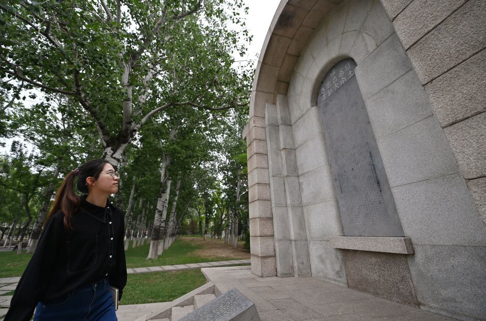 5月8日，杨雅丽在南开大学八里台校区的西南联合大学纪念碑前驻足。