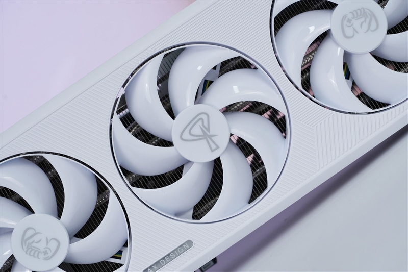 电竞叛客RTX 5070 Ti MAX显卡评测:300W性能释放畅玩4K 隐藏电源线设计海景房绝配