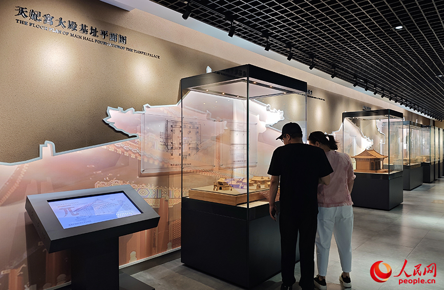 游客参观元明清天妃宫遗址博物馆。人民网记者 孙一凡摄