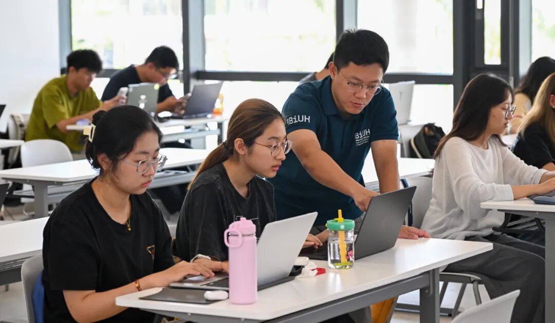 9月26日,海南比勒費爾德應用科學大學的學生在上課 / 新華社記者楊冠宇 攝