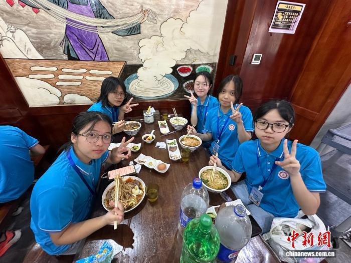 图为港青们品尝兰州牛肉面 王牧雨 摄