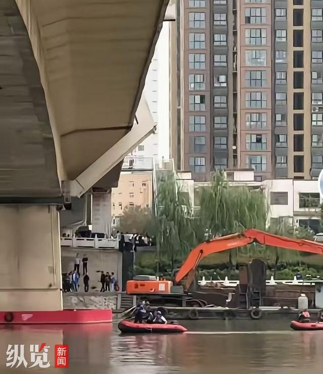 救援人员正在河中开展救援。(来源/视频截图)